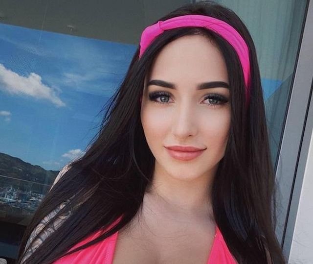 Busty Girls (41 pics)