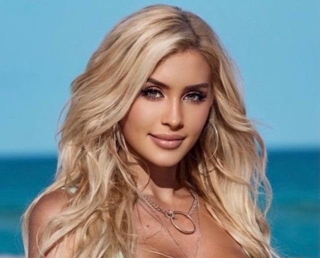 Girls In Necklaces (42 pics)