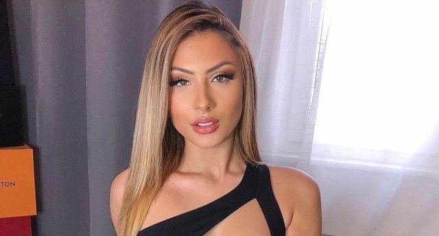 Braless Girls (35 pics)