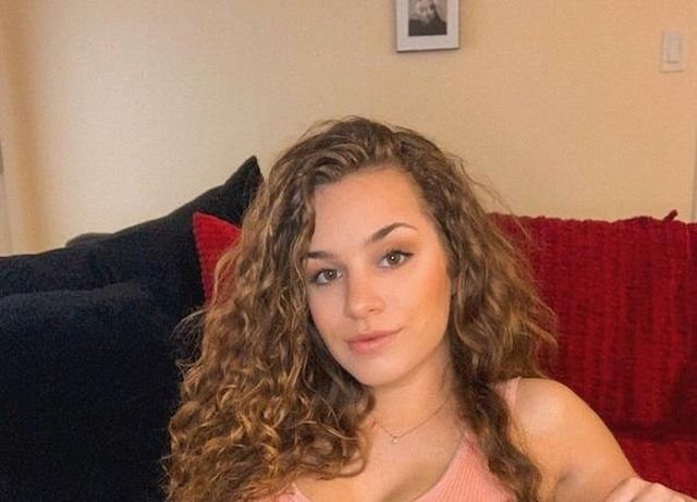 Busty Girls (42 pics)