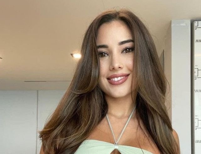 Busty Girls (67 pics)