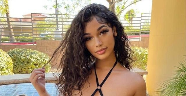 Busty Girls (53 pics)