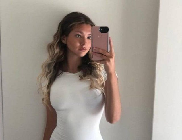 Selfie Girls (45 pics)