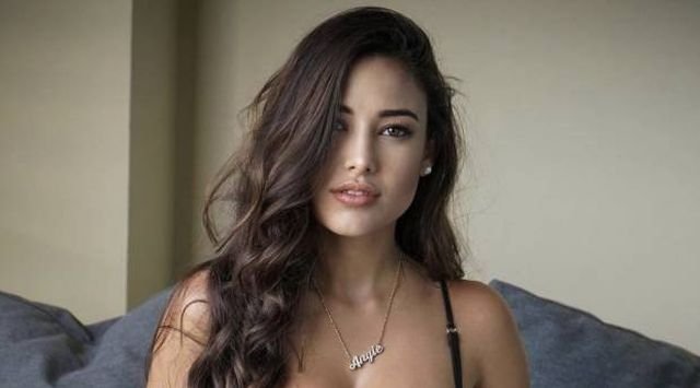 Busty Girls (53 pics)