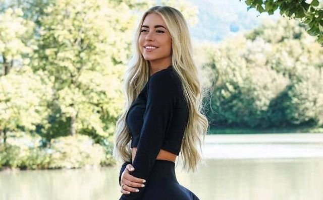 Girls In Yoga Pants (50 pics)