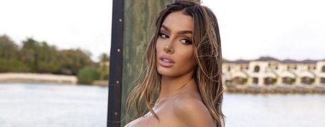 Busty Girls (32 pics)