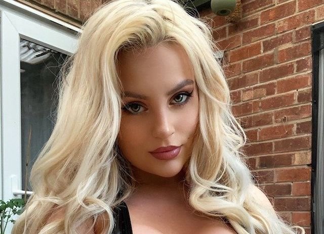 Busty Girls (69 pics)