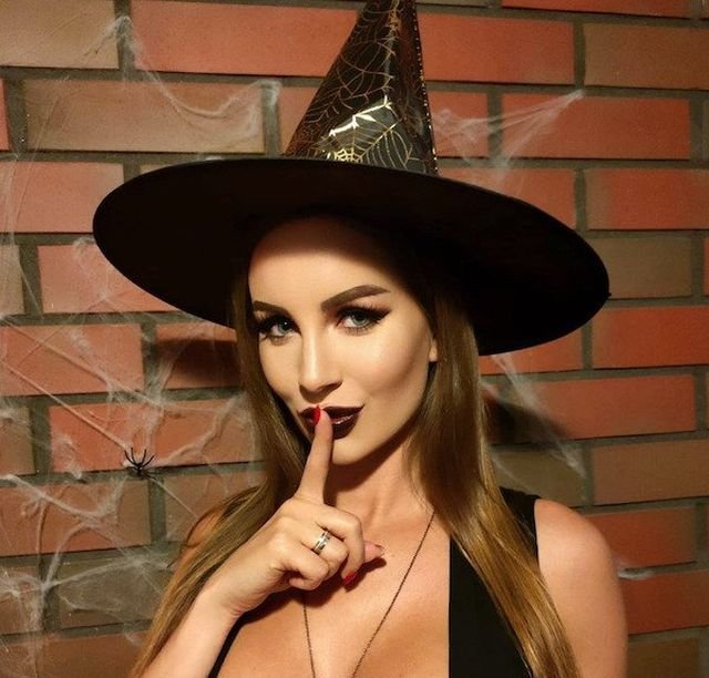 Girls In Halloween Costumes (38 pics)