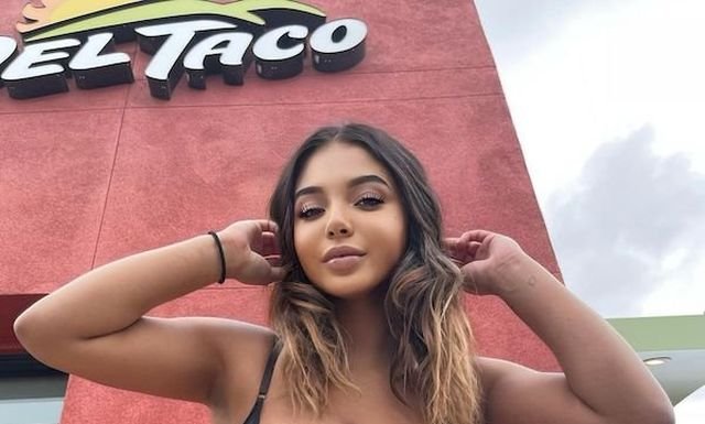 Busty Girls (40 pics)