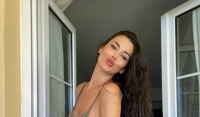 Braless Girls (49 pics)