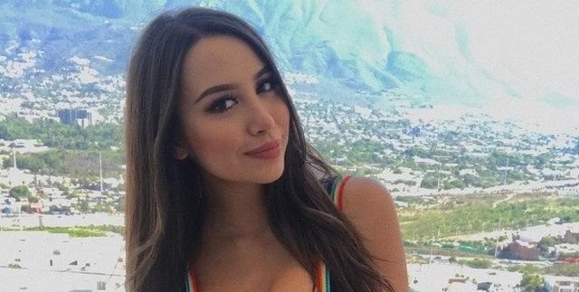 Busty Girls (70 pics)