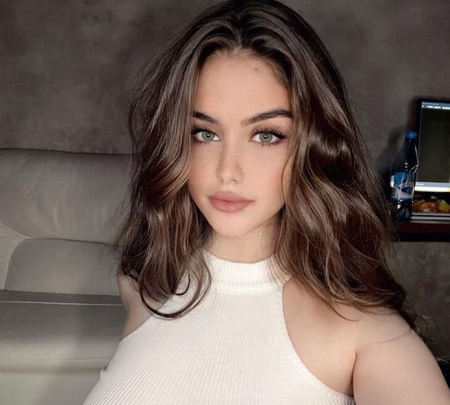 Busty Girls (41 pics)