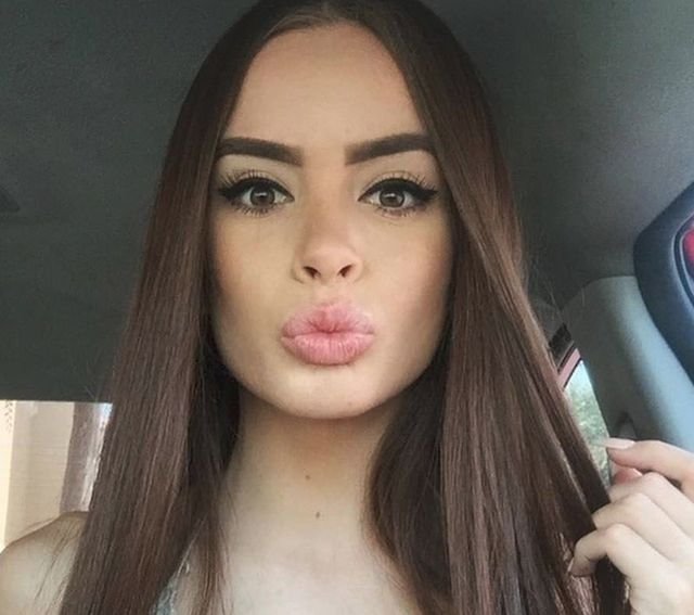 Girls In Cars (42 pics)