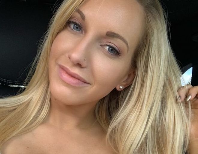 Busty Girls (36 pics)