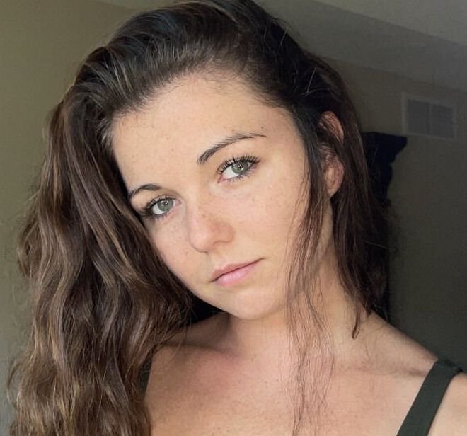 Blondes And Brunettes (38 pics)