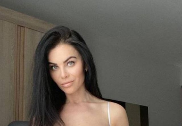 Girls With Handbras (47 pics)