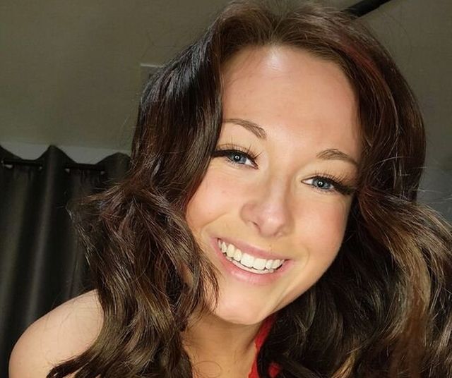 Blondes And Brunettes (30 pics)