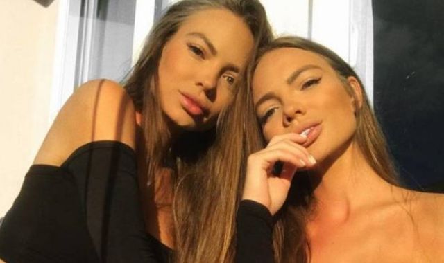 Hot Twins (71 pics)