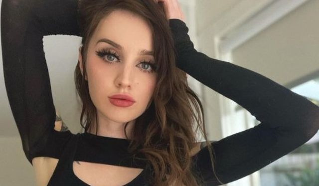 Busty Girls (35 pics)