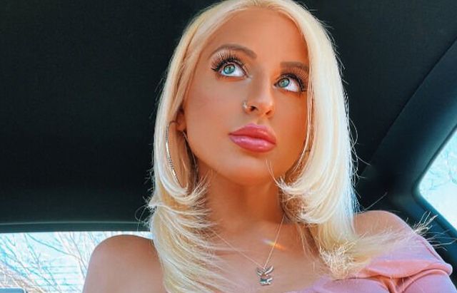 Blondes And Brunettes (30 pics)