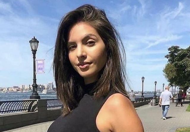 Busty Girls (42 pics)