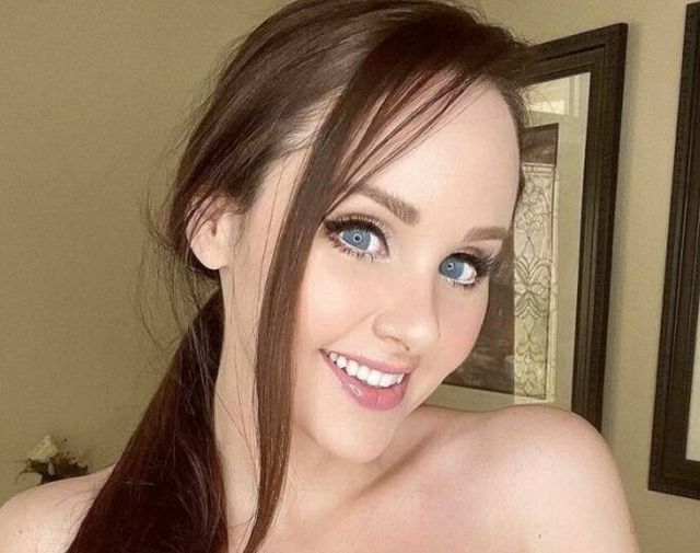 Busty Girls (51 pics)
