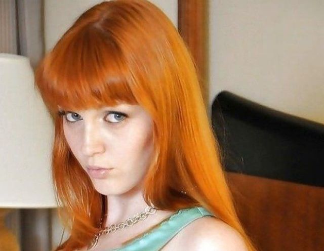 Braless Girls (34 pics)