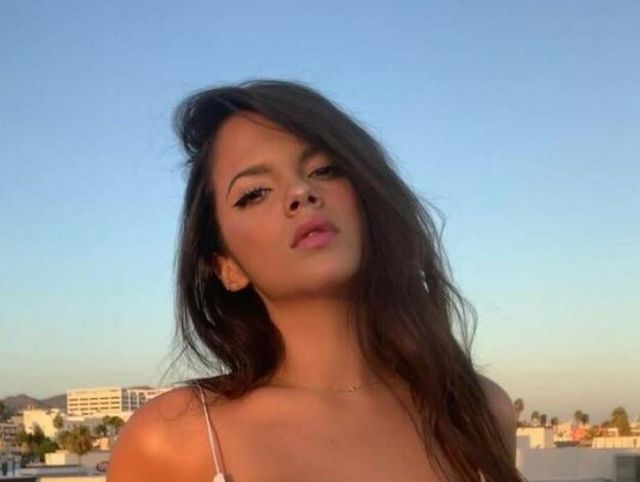 Busty Girls (53 pics)