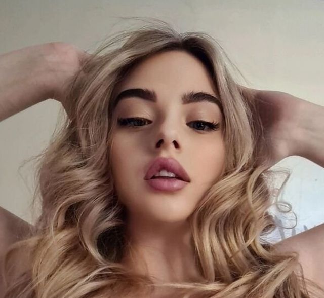 Busty Girls (35 pics)