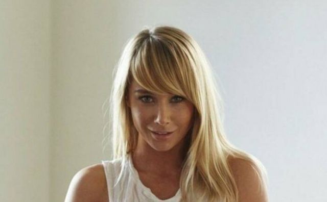 Girls In White Shirts (23 pics)
