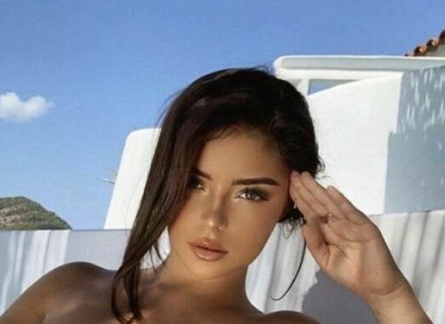 Girls With Handbras (47 pics)