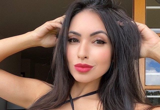 Busty Girls (76 pics)
