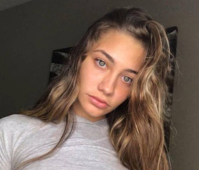 Busty Girls (52 pics)