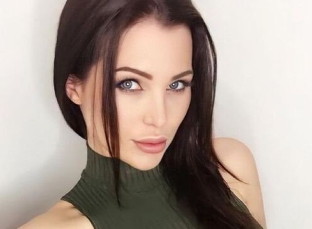Busty Girls (70 pics)