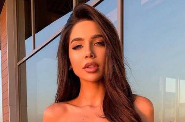 Girls In Tight Dresses (51 pics)