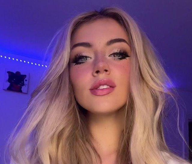 Girls With Red Lips (33 pics)