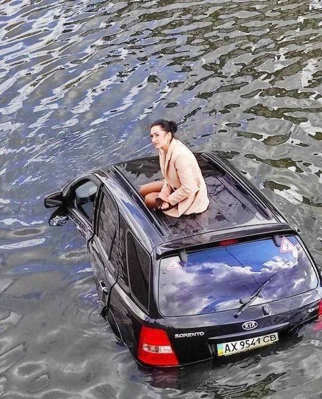 Weird Car Crashes (31 pics)