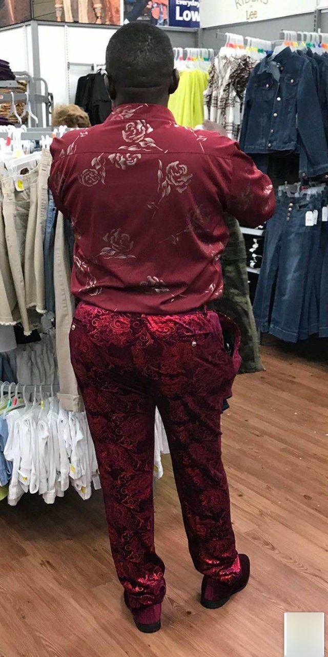 Strange People In Shops (28 pics)