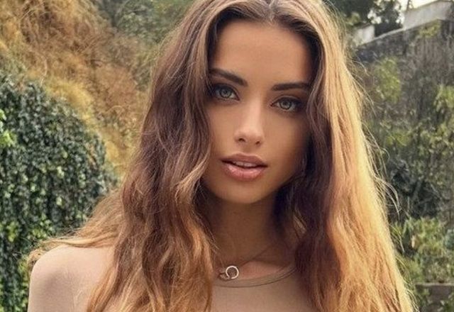 Braless Girls (34 pics)