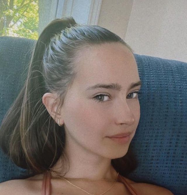 Busty Girls (29 pics)