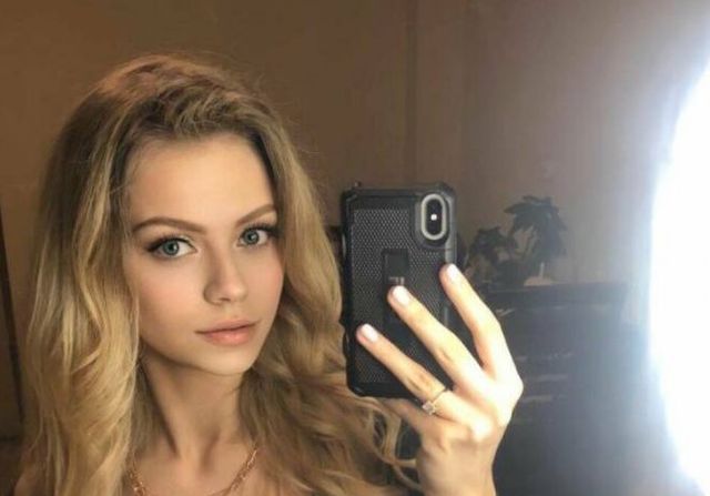 Selfie Girls (50 pics)