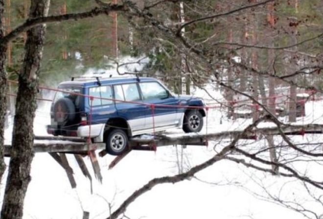 Odd Car Crashes (20 pics)