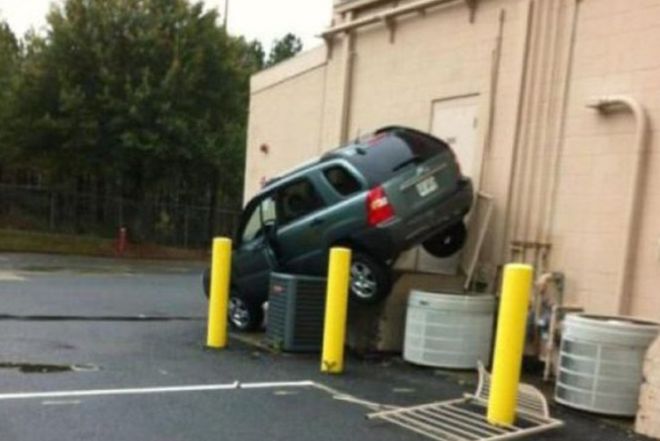 Odd Car Crashes (20 pics)