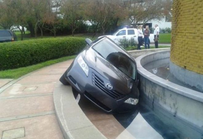 Odd Car Crashes (20 pics)