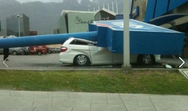 Odd Car Crashes (20 pics)