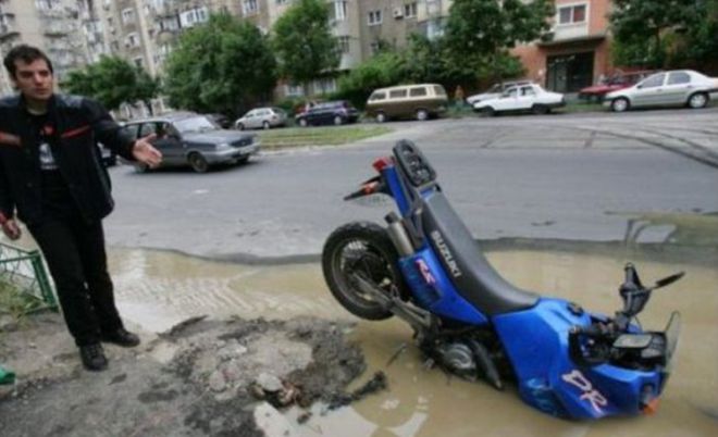 Odd Car Crashes (20 pics)