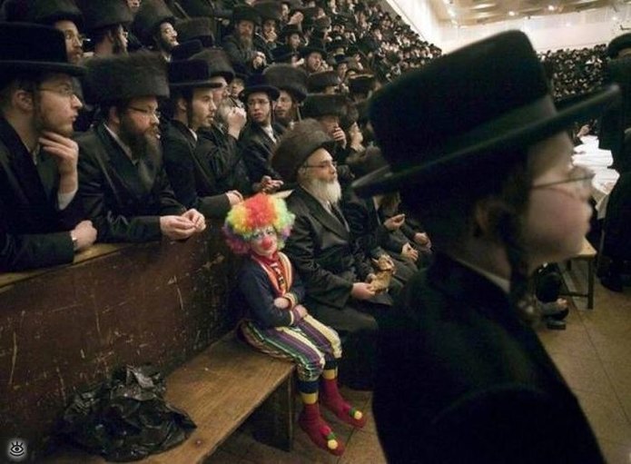 What Is Going On Here? (25 pics)