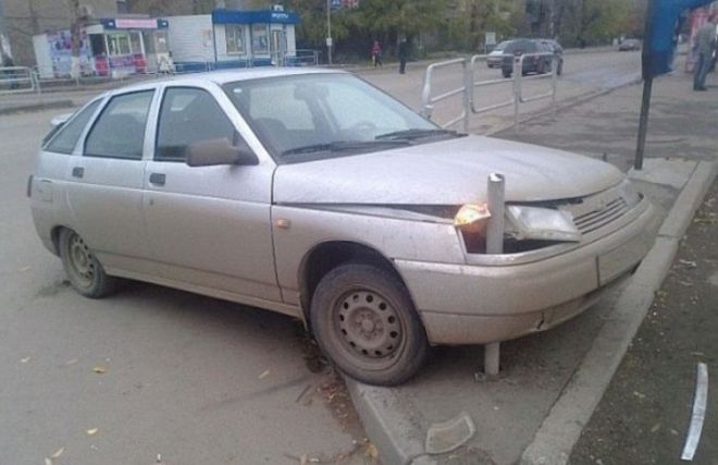 Strange Car Crashes (15 pics)