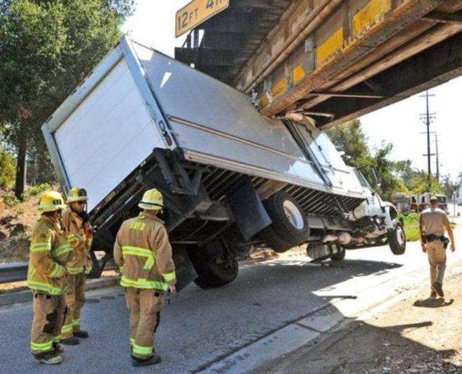 Strange Car Crashes (15 pics)