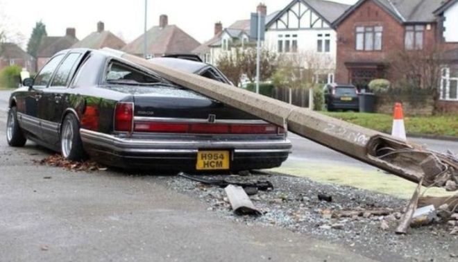 Strange Car Crashes (15 pics)